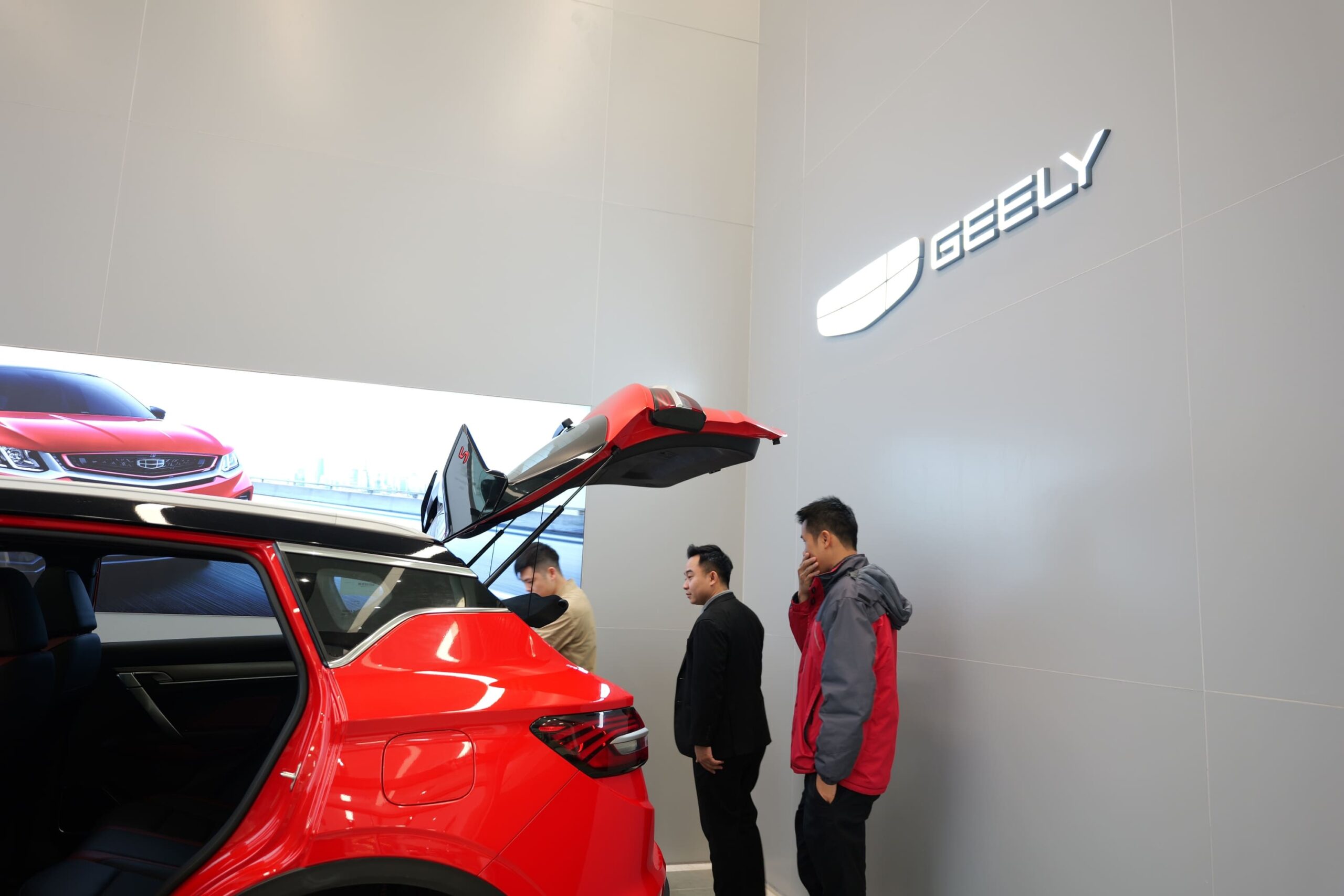 Đội ngũ Geely Đông Sài Gòn hỗ trợ khách hàng nhiệt tình